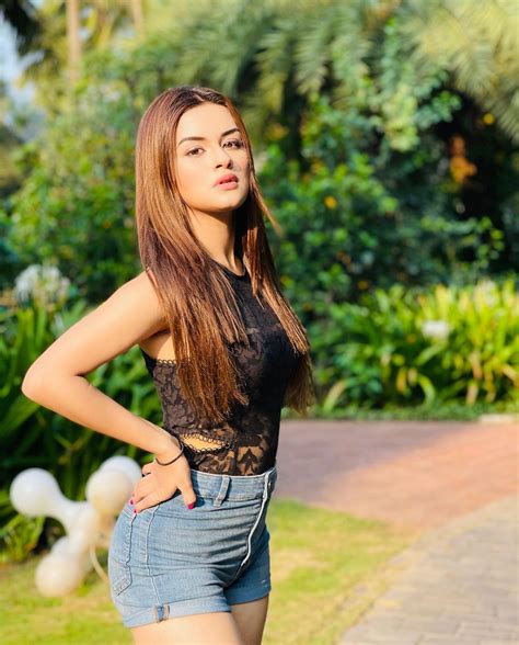 Avneet Kaur Looks Smoking Hot As Diva Flaunts Her Sexy Curves See Pics