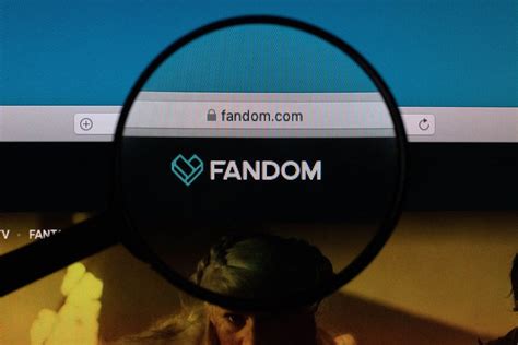 Fandom Logo Under Magnifying Glass Creative Commons Bilder