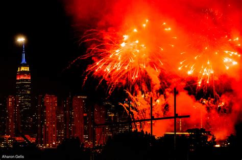 Th Of July Fireworks Light Up New York Skyline