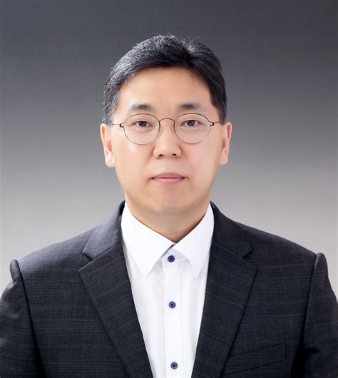 유 의원과 안 수석은 같은 대구 출신이며 위스콘신 대학교 대학원 동문이다. 서울과학기술대학교 - 대학뉴스