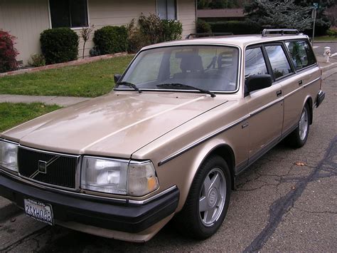 Volvo 240 generations, technical specifications and fuel economy. Life Change: Car of the Week: Volvo 240 Wagon