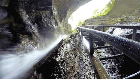 Coborarea se poate face pe un traseu amenajat cu tiroliana. Excursie de o zi în Brașov - Canionul 7 Scări | Resort ...