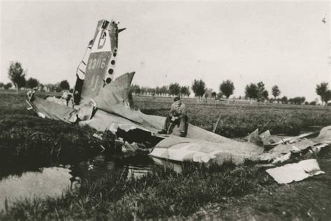 17 juli 2014 mh17 neergestort. Defensie bergt gecrashte vliegtuigen uit oorlog | Foto | AD.nl