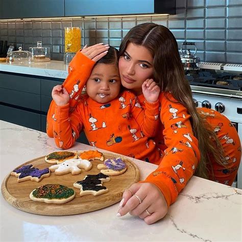 Η Kylie Jenner φτιάχνει Halloween Cookies με την κόρη της Stormi Το