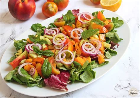Salade dété rafraîchissante pêche tomate et concombre