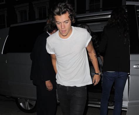 One direction star harry styles declares his love for chelsea boots (and ryan gosling) after heart monitor test reveals what really gets his pulse racing. How to Dress Like Harry Styles
