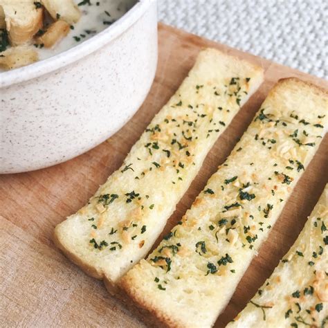 It is rich in antioxidants, vitamins, minerals and is considered as nature's antibiotic. Resepi Mudah Untuk Membuat Garlic Bread, Croutons dan Sup ...