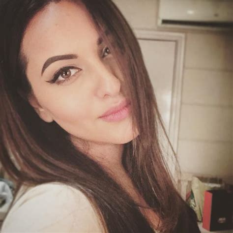 7 Times Sonakshi Sinha Selfies Proved That She Is A Selfie Queen Let