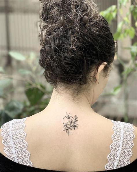 tatuagem feminina delicada nas costas o motivo claro que essa parte do corpo conta com uma parte