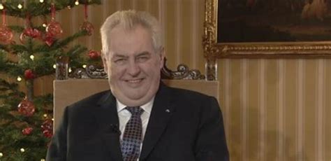 I když má ideální věk na první dítě, tak si připadá stará a pořád unavená. Miloš Zeman v těch nejtemnějších barvách. Na Ukrajině ...