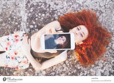 Junge Schöne Frau Die Einen Selfie Nimmt Ein Lizenzfreies Stock Foto Von Photocase