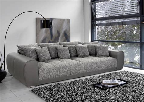 Ganz in elegantem schwarz gehalten setzt es. Big Sofa Mit Schlaffunktion Und Bettkasten Couch Grau ...