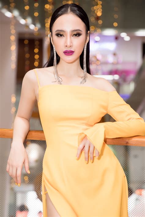 Angela Phương Trinh Diện Váy Xẻ Tới Hông Khoe Dáng Gợi Cảm Bên Hữu Vi