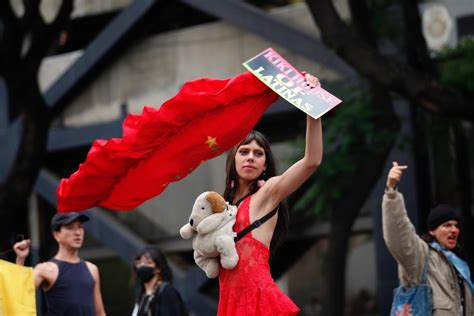 Mujeres Trans Protestan En Ciudad De México Para Pedir Un Alto A La Violencia En Su Contra