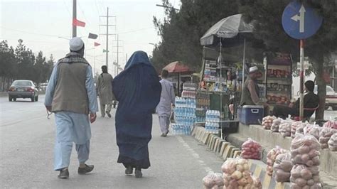 طالبان کا افغانستان پر قبضہ ہزاروں افغان شہری ملک سے نکلنے کی بے تاب خواہش لیے ایئرپورٹ پر