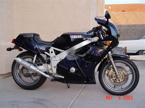 On offer here is a very nice classic japanese performance street racer. YAMAHA FZR400 - Review and photos