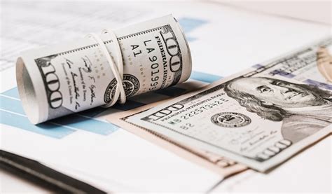 Dinero Y Documentos Comerciales En La Oficina Inversiones Impuestos Ganancias Pagos