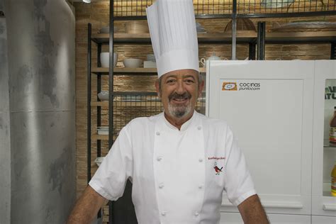 6 de septiembre de 1948), es un cocinero, presentador de televisión, actor, escritor y empresario español. Karlos Arguiñano en su nueva cocina que Cocinas.com ha mon ...