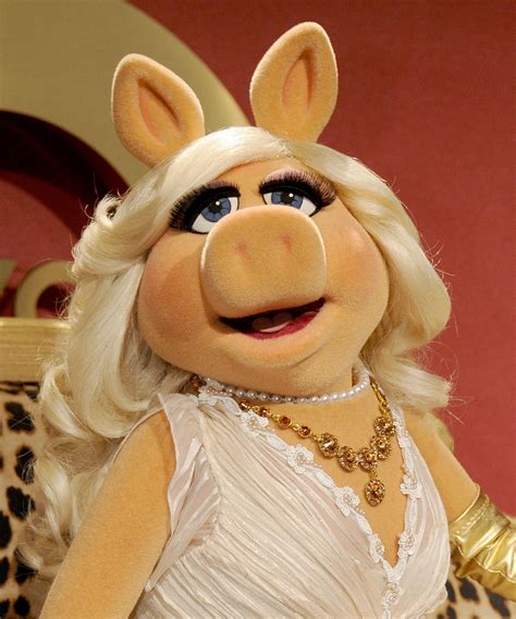 10 Unforgettable Beauty Lessons We Learned From Miss Piggy Stylecaster