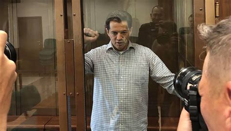 Nach seiner rückkehr nach russland saß nawalny gut einen monat in einer haftanstalt in der hauptstadt. Inhaftierung von Roman Suschtschenko: Anwalt filmt ...