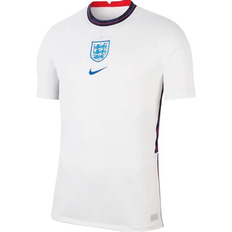 Die englische fußballnationalmannschaft, auch three lions genannt, ist eine der ältesten mannschaften im fußball überhaupt. Heimtrikot England 2020