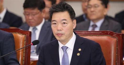김오수 총장 체제 임박…檢, 주요사건 처리 '속도전'. 김오수, 조국 수사 당시 "법무부·검찰로선 상당히 부담 ...