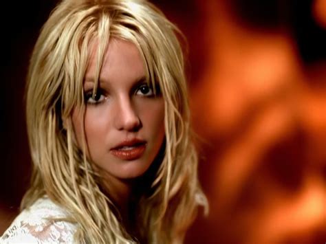 Britney Spears《im Not A Girl Not Yet A Woman》 金玉米 专注热门资讯视频