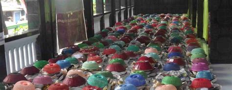 Dilahirkan, terjadi penyerangan atas tanah mekah oleh pasukan bergajah yang dipimpin oleh raja habsyah, yang bernama abrahah. Tradisi Maulid (Perayaan Hari Kelahiran Nabi) di Lombok