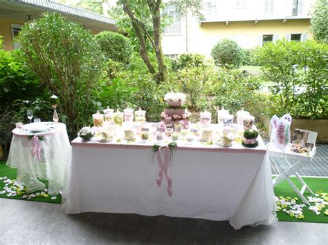 Il sacchetto bomboniere anniversario 50 anni ha il fiocco a treccia oro. Chiacchiere da Matrimonio: Tavolo della confettata