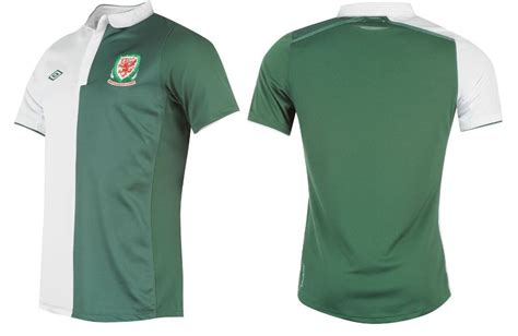 Bandiera galles , realizzata in italia ( lombardia), poliestere , misura 90*120 cm circa. La seconda maglia del Galles 2012-2013 Umbro