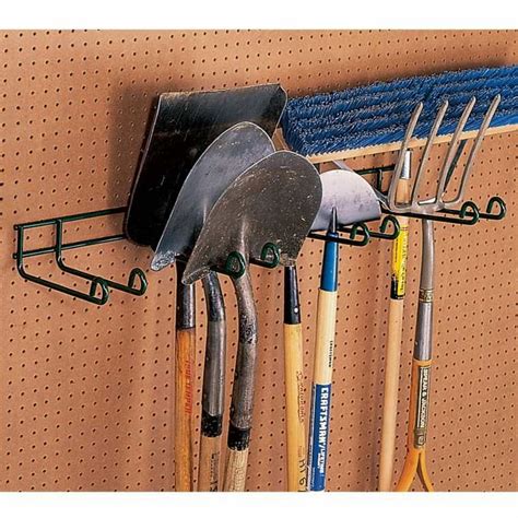 range outils de jardin mur idée garage organisation | Tool hangers