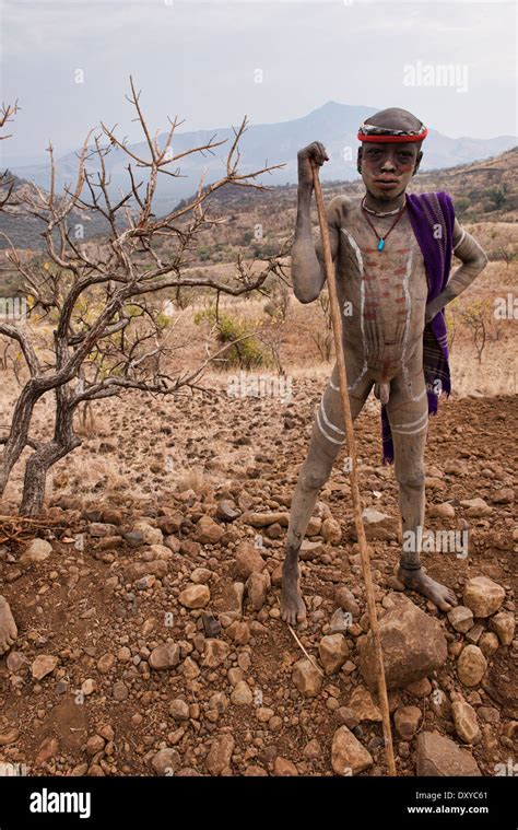 Mursi Junge Im Unteren Omo Tal Von Äthiopien Stockfoto Bild 68214441