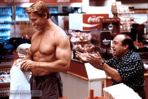 Twins Publicity Still Of Arnold Schwarzenegger Danny DeVito