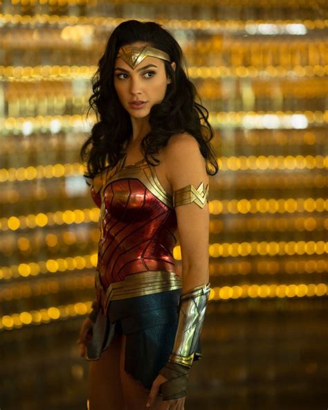 Gal gadot does not even come close to what women who actually work out look like. First look at Gal Gadot as Wonder Woman in 'Wonder Woman 1984' | Batman News