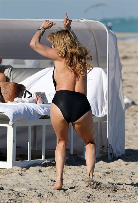 Rhonys Ramona Singer Show Off Her Curves In Swimsuit While In Miami Daily Mail Online