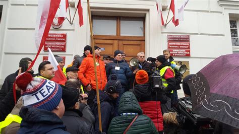 Protest w Bydgoszczy Rolnicy próbowali wejść do urzędu Policja użyła