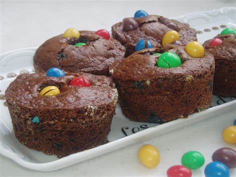 3 étapes, une mousse chocolat, un biscuit amande léger et une couche praliné croustillante avec les crêpes dentelles et le pralin en tablette. Recette de Gâteaux au chocolat aux M&M's