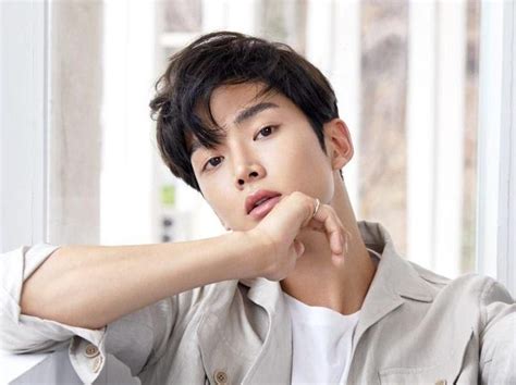 Sf9's rowoon has a supporting role in this drama. Rowoon SF9 Buat Akun Instagram, Ini Profil dan Faktanya