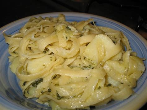 Ingredienti 250 g pizzoccheri150 g burro4 patate1 spicchio aglio in camiciaq.b. pizzoccheri vegan