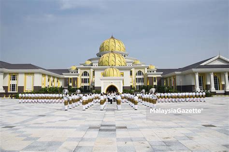Yang di pertuan agong, permaisuri agong berangkat ke bazar ramadhan. LENSA Istiadat Pertabalan Yang di-Pertuan Agong ke-16 #Al ...
