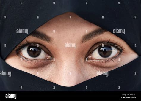 Gros Plan De Belle Femme Visage Couvert De Hijab Les Yeux Brillants D Une Fille Musulmane