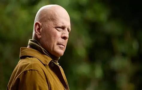 Bruce Willis Faz Rara Apari O Em Foto De Reuni O Abc Do Abc