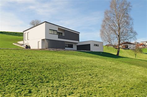 A new family home with a maximum use of the whole plot. Das Hanghaus - Bauen am Hang - m-haus Blog - Holzbauweise