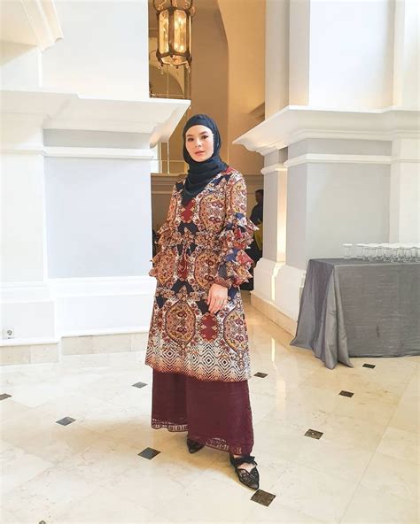 9 Inspirasi Ootd Hijab Dari Seleb Berwajah Oriental Kalem