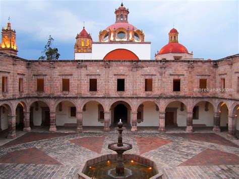 Palacio Clavijero Y Biblioteca Pública Universitaria En Morelia