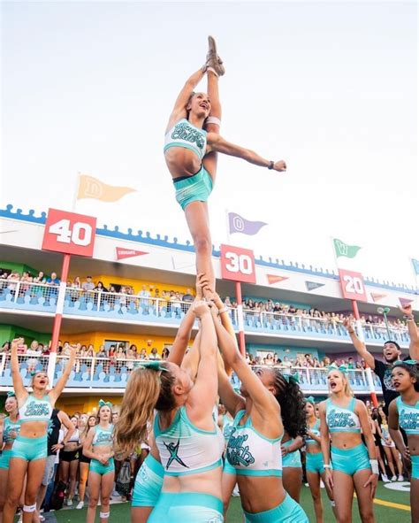 Cheer Stunt It´s Not Easy To Get The Balance Right I Love Watching Cheer Stunts