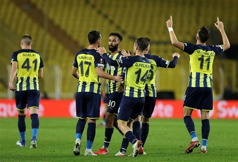 FENERBAHÇE HABERLERİ Trabzonspor yenildi Kanaryaya fırsat doğdu