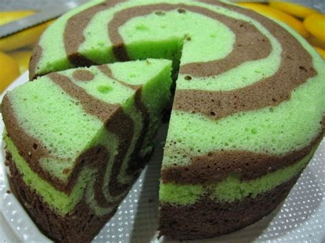 Maka dari itu, bolu kukus adalah salah satu kue basah yang mudah untuk kamu buat di rumah. Resep Kue Bolu Pandan Lembut Enak | Aneka Resep Indonesia