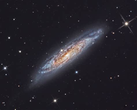 La galaxia, con un diámetro de 135.000 años luz, es ligeramente más grande que la vía láctea. Firmamento Austral: NGC 134 Galaxia espiral barrada en ...