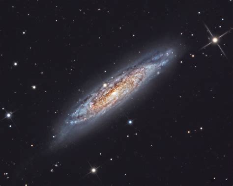 Una galaxia espiral barrada es aquella con una banda central de estrellas brillantes que abarca de un lado a otro de la galaxia. Firmamento Austral: NGC 134 Galaxia espiral barrada en ...
